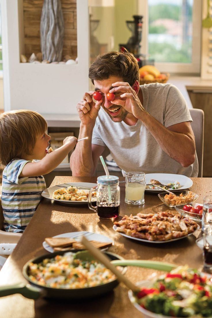 Familia disfrutando una comida